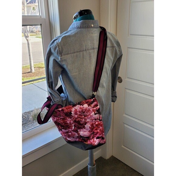VICTORIA'S SECRET PINK RED ROSES QUILTED TOTE BAG WEEKENDER CROSSBODY STRAP - Picture 11 of 12